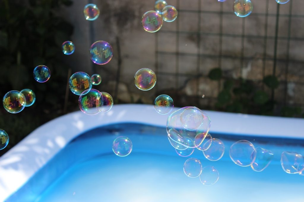 housse à bulles pour piscine : guide complet pour coudre votre propre couverture solaire, protégeant l'eau et réduisant l'évaporation.