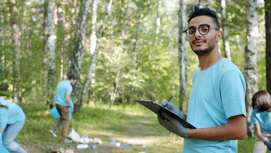 découvrez les meilleures pratiques et outils pour une gestion efficace des bénévoles, optimisant leur engagement et leur impact au sein de votre organisation.