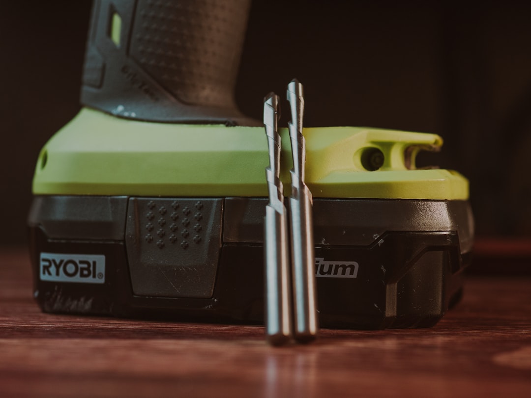 perceuse sans fil puissante et légère, idéale pour tous vos travaux de bricolage avec une grande autonomie et facilité d’utilisation.