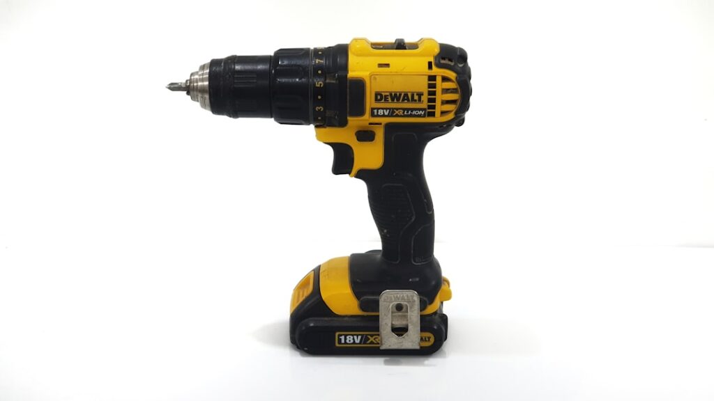 perceuse sans fil puissante et légère, idéale pour tous vos travaux de bricolage avec une grande autonomie et une grande maniabilité.