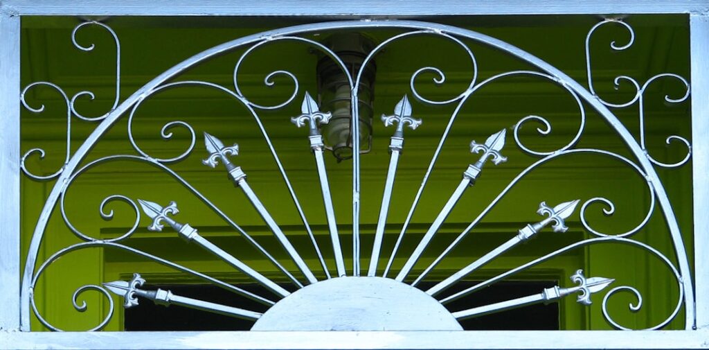 découvrez la fleur-de-lys, symbole historique et élégant, représentant la royauté et la pureté dans la culture française.