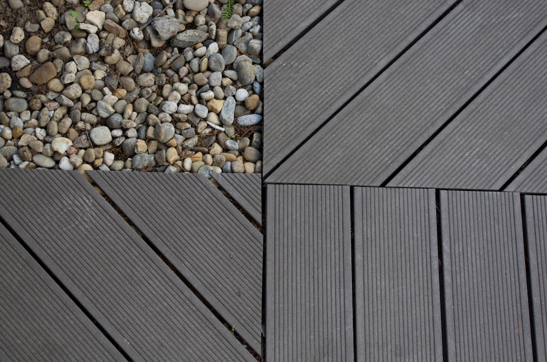 découvrez notre guide complet sur les patios en résine : esthétique, durable et facile à entretenir pour sublimer votre espace extérieur.