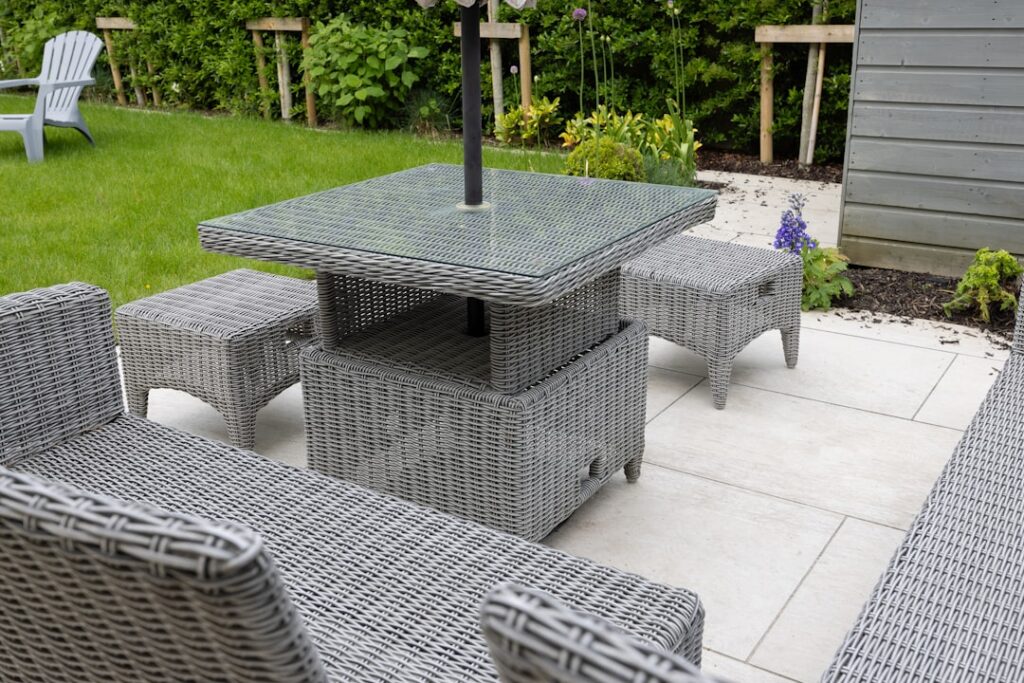 découvrez nos patios en résine, alliant durabilité et esthétique pour un espace extérieur moderne et facile à entretenir.