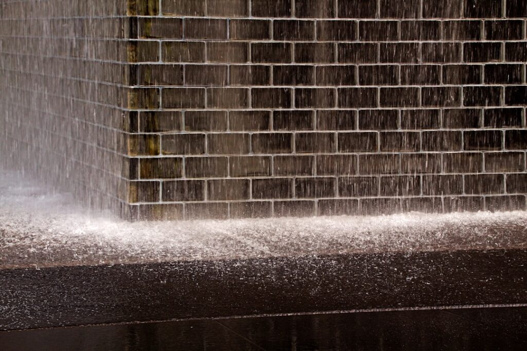 installation d'un système de récupération d'eau de pluie pour économiser l'eau, réduire les factures et promouvoir un usage durable des ressources naturelles.